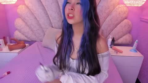 Snapshot of chloe_watson_ chatting on December 21, 8:54 pm online show from December 21, 8:54 pm