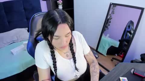 Snapshot of chloee_thompson chatting on October 22, 12:37 am ChloeeThompson online show from October 22, 12:37 am