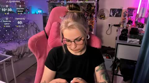 ChloeKohaku online show from April 25, 12:30 pm