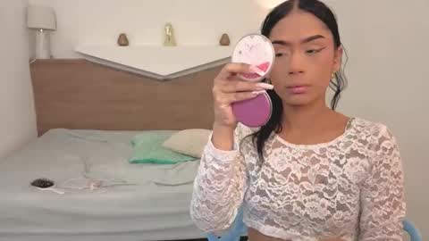 C H L O E online show from January 13, 1:15 pm