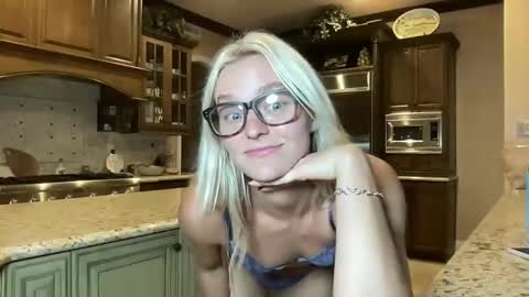 Chloe Babe online show from April 29, 7:11 am