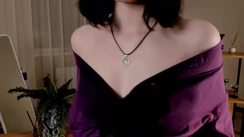 christaschrecongost online show from February 6, 7:17 pm