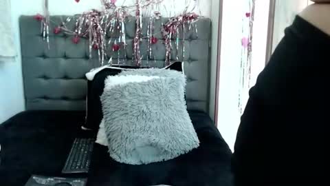 Snapshot of christiinemoore chatting on October 4, 4:33 pm Christine Moore online show from October 4, 4:33 pm