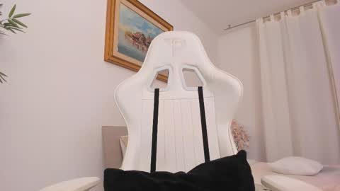 Snapshot of christine0990__ chatting on October 6, 4:07 am Hi im Christine online show from October 6, 4:07 am