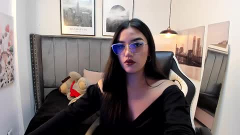 ciinthiia_ online show from January 28, 12:43 pm