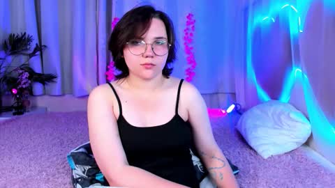 Snapshot of cinemagirl chatting on September 25, 3:00 pm Lily online show from September 25, 3:00 pm