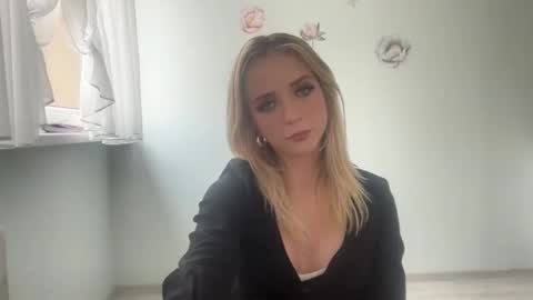 Snapshot of claudiagold chatting on September 18, 2:37 pm ClaudiaGold online show from September 18, 2:37 pm