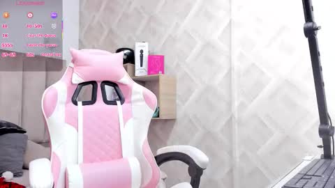 clhoe_johnson_ online show from December 2, 12:18 pm