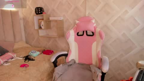 clhoe_johnson_ online show from April 21, 12:12 pm