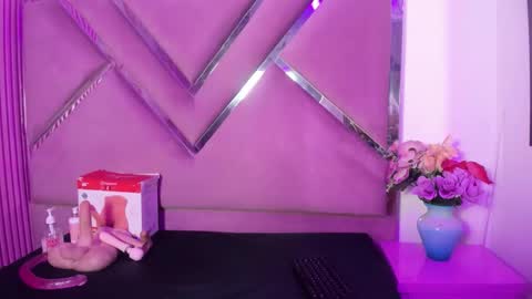 CloeMorenti  online show from December 17, 4:00 pm