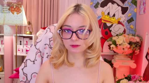 Snapshot of coconut_mia chatting on December 10, 9:22 pm Mia online show from December 10, 9:22 pm