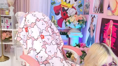 Snapshot of coconut_mia chatting on December 4, 9:02 pm Mia online show from December 4, 9:02 pm