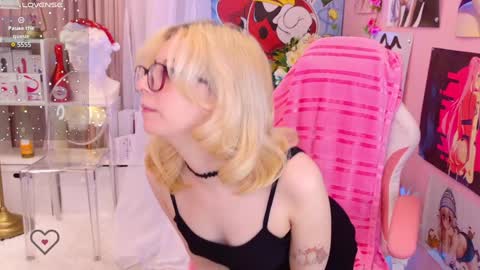 Snapshot of coconut_mia chatting on December 21, 8:00 pm Mia online show from December 21, 8:00 pm