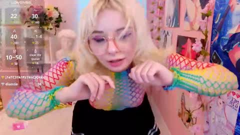 Snapshot of coconut_mia chatting on March 10, 9:51 pm Mia online show from March 10, 9:51 pm