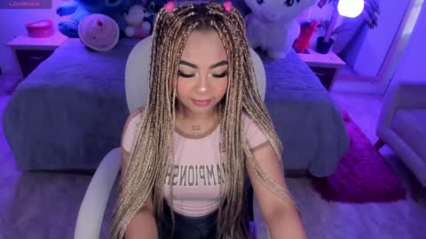 Snapshot of conny_curly chatting on December 21, 12:16 pm Conny online show from December 21, 12:16 pm