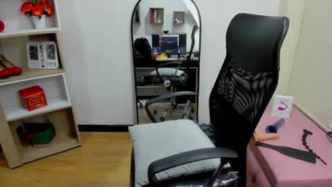 Snapshot of constansblonde chatting on February 19, 9:03 pm Constans online show from February 19, 9:03 pm