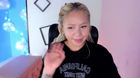 Snapshot of constansblonde chatting on October 3, 8:36 pm Constans online show from October 3, 8:36 pm