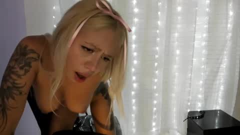 Snapshot of constansblonde chatting on October 10, 10:25 pm Constans online show from October 10, 10:25 pm