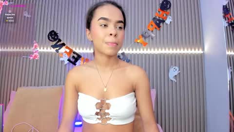 Snapshot of coralineross_ chatting on October 14, 10:40 am coralineross_ online show from October 14, 10:40 am