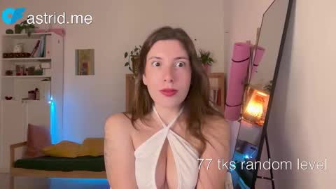 Snapshot of cringebutcute chatting on September 27, 5:31 pm Astrid online show from September 27, 5:31 pm