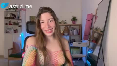 Snapshot of cringebutcute chatting on September 23, 8:18 pm Astrid online show from September 23, 8:18 pm