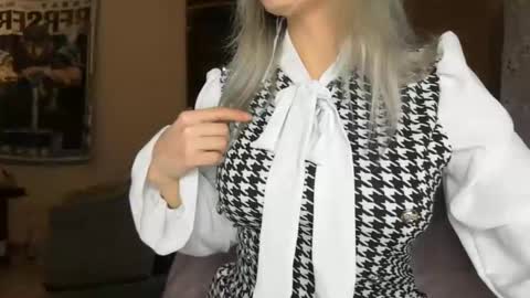 cristalbi online show from March 8, 5:17 pm