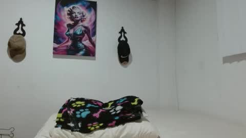 Crystal Blaze online show from April 22, 2:52 am