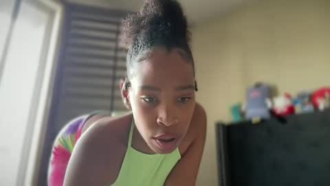 cum2charmxx online show from April 19, 10:01 pm