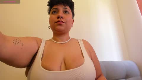 Snapshot of curly_cam_queen chatting on March 2, 4:03 pm Bruna online show from March 2, 4:03 pm