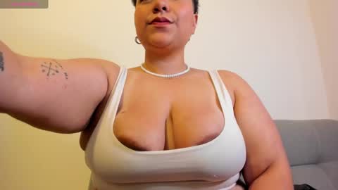 Snapshot of curly_cam_queen chatting on March 2, 3:02 am Bruna online show from March 2, 3:02 am