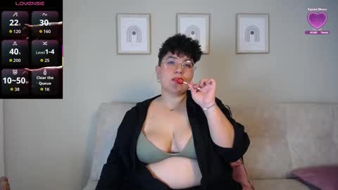 Snapshot of curly_cam_queen chatting on October 1, 3:33 am Bruna online show from October 1, 3:33 am