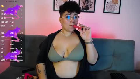 Snapshot of curly_cam_queen chatting on October 12, 11:51 pm Bruna online show from October 12, 11:51 pm