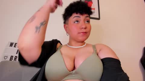 Snapshot of curly_cam_queen chatting on January 19, 11:53 pm Bruna online show from January 19, 11:53 pm