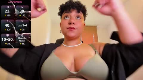 Snapshot of curly_cam_queen chatting on March 6, 1:57 pm Bruna online show from March 6, 1:57 pm