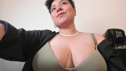 Snapshot of curly_cam_queen chatting on February 12, 4:33 am Bruna online show from February 12, 4:33 am