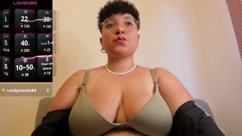 Snapshot of curly_cam_queen chatting on March 3, 9:12 pm Bruna online show from March 3, 9:12 pm