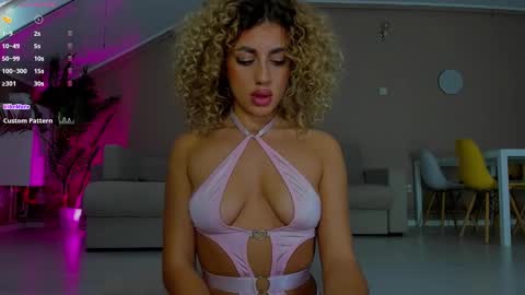 Snapshot of curlyanto chatting on September 17, 10:13 am Antonia online show from September 17, 10:13 am