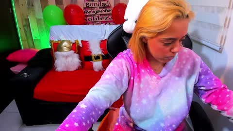 Snapshot of cute_elii chatting on December 25, 7:24 pm Independent Model online show from December 25, 7:24 pm