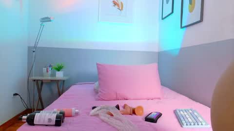 cutepetitee online show from October 29, 8:00 pm