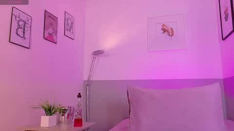 cutepetitee online show from April 23, 7:38 pm