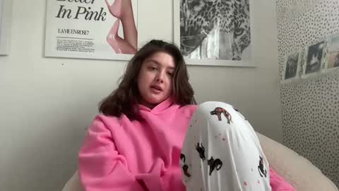 Snapshot of cutieoggg420 chatting on October 15, 5:04 pm Cutieoggg420 online show from October 15, 5:04 pm