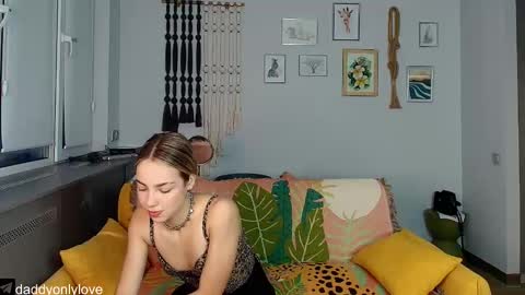 Snapshot of daddyonlyloveme chatting on September 16, 8:28 pm Zoe online show from September 16, 8:28 pm
