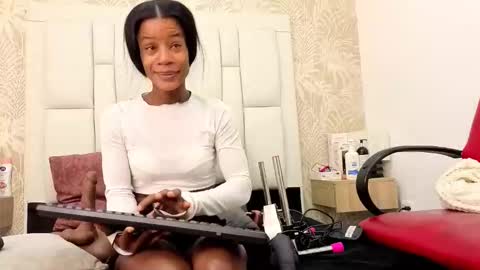 daffnelewis online show from November 1, 12:09 pm