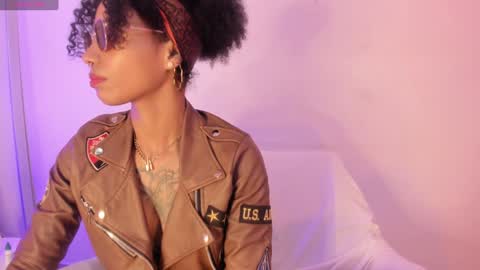 Snapshot of daiana_curly chatting on December 18, 11:34 am Daiana online show from December 18, 11:34 am