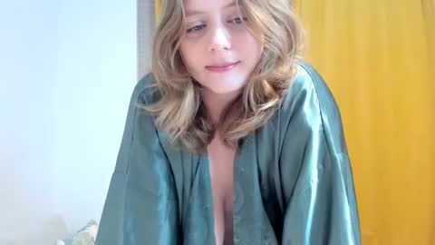 daisy_lately online show from June 8, 9:32 am