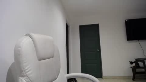 IG  dakotasofiaa online show from April 25, 3:20 am