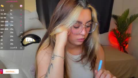 dakottaa__ online show from June 13, 12:19 am