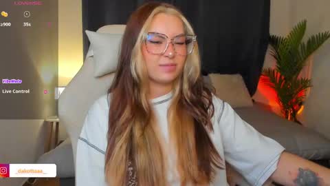 dakottaa__ online show from April 25, 11:35 pm