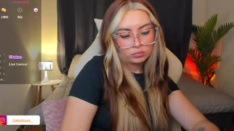 dakottaa__ online show from April 24, 12:13 am
