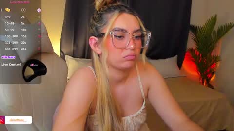 dakottaa__ online show from July 26, 2:19 am